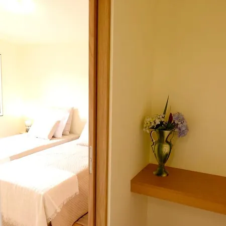 Modern In Prazeres With Shared Pool, 150 M² Apartment Campanário