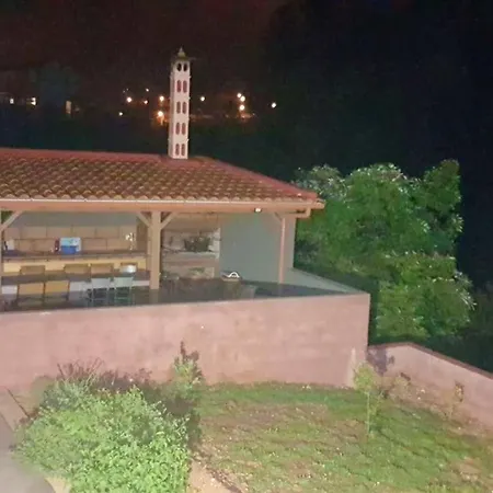 Apartman Modern In Prazeres With Shared Pool, 150 M²