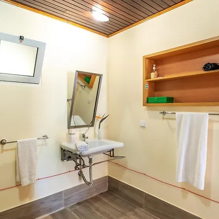 Apartman Modern In Prazeres With Shared Pool, 150 M² Campanário