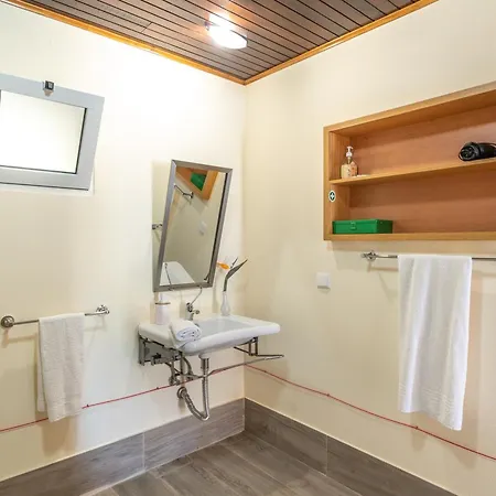Modern In Prazeres With Shared Pool, 150 M² Campanário