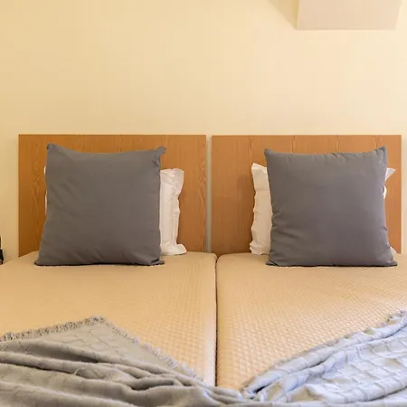 Modern In Prazeres With Shared Pool, 150 M² Appartement