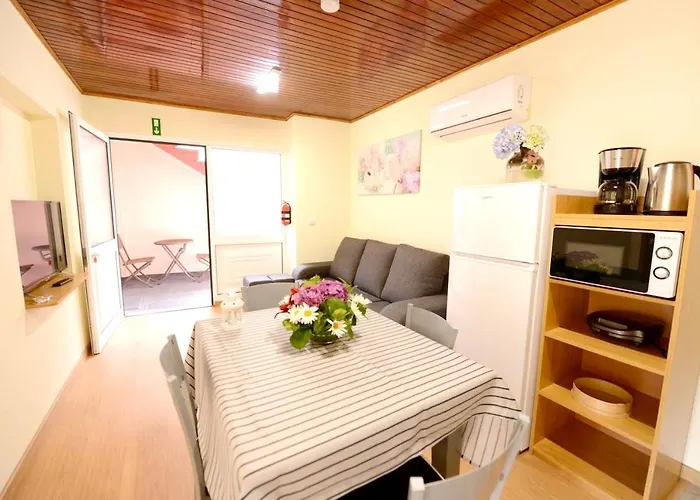 Modern In Prazeres With Shared Pool, 150 M² Διαμέρισμα *