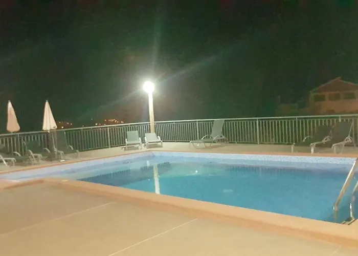 Modern In Prazeres With Shared Pool, 150 M² * Campanário