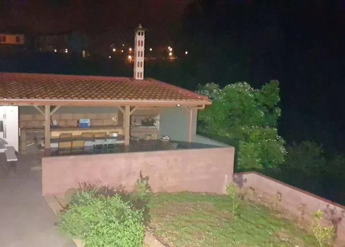 Διαμέρισμα Modern In Prazeres With Shared Pool, 150 M²