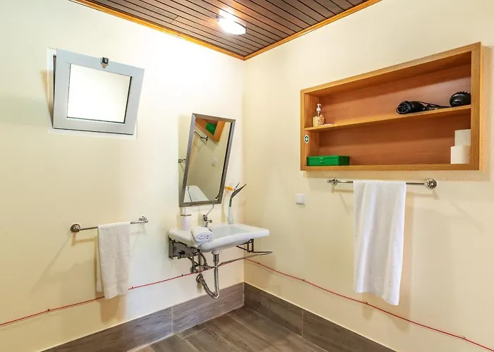 Διαμέρισμα Modern In Prazeres With Shared Pool, 150 M² Campanário